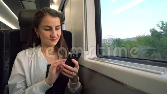 一位年轻女士在火车上使用智能手机视频的预览图