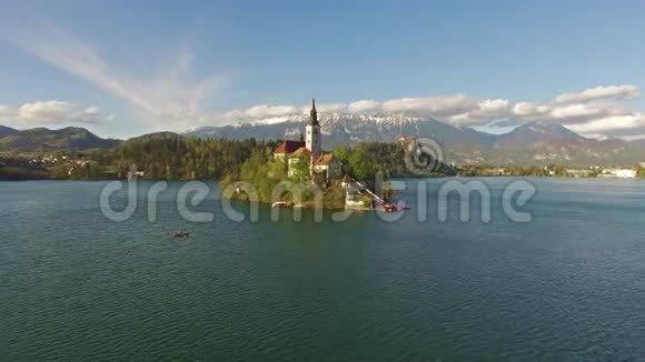 美丽的山湖景观在夏天视频的预览图