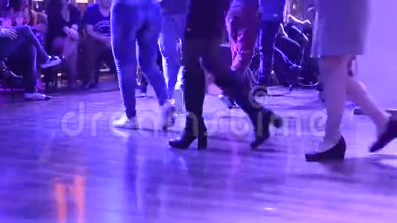 年轻的男性和女性跳舞视频的预览图