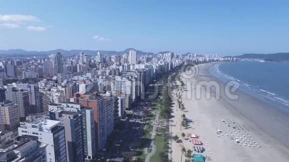 巴西圣保罗州桑托斯市海滩的空中镜头2016年7月视频的预览图