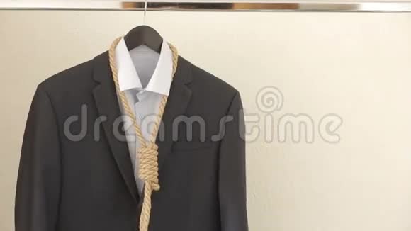 商人调整绳索像领带不是你最喜欢的工作视频的预览图