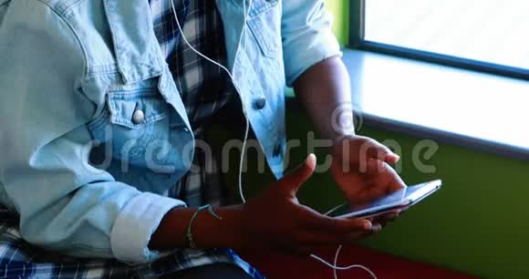 女生在教室里用手机视频的预览图