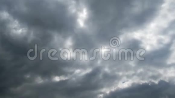 云彩在蓝天上移动阳光灿烂时间流逝视频的预览图