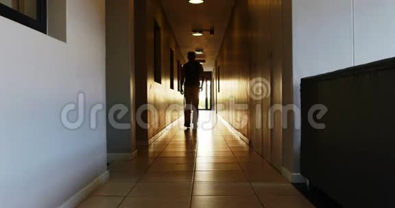 病人在走廊里散步视频的预览图