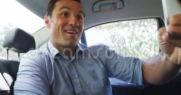 男人在车里用手机自拍视频的预览图