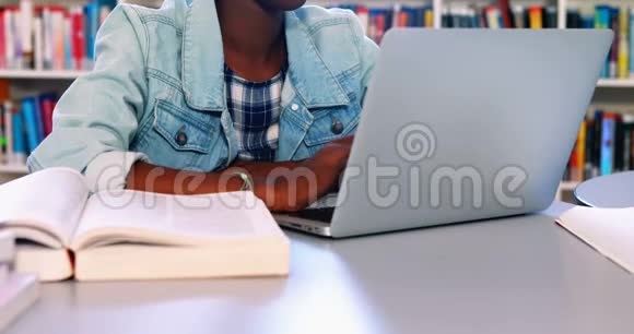 学校女生在图书馆用笔记本电脑视频的预览图