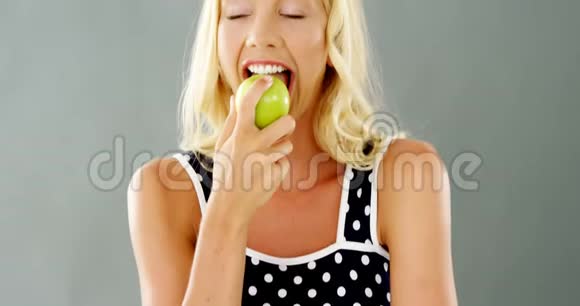 美女吃绿苹果的画像视频的预览图