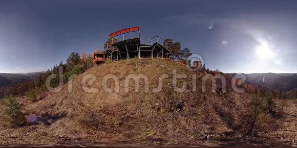 4K360VR虚拟现实的一个美丽的山景在秋天的时候狂野的俄罗斯山脉视频的预览图