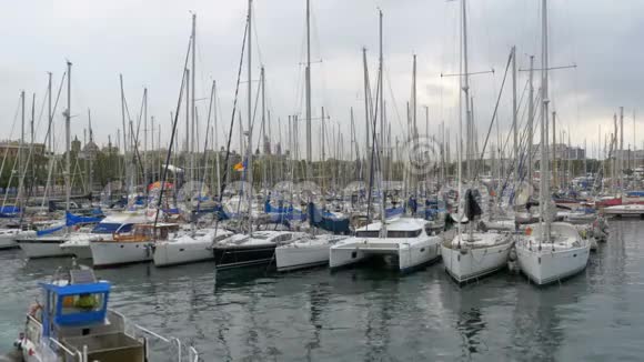 停泊的船舶船游艇在兰布拉德尔马港西班牙巴塞罗那视频的预览图