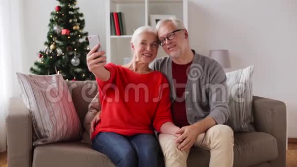 快乐的老年夫妇在拍圣诞自拍视频的预览图