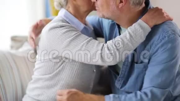 快乐的老夫妇在家拥抱视频的预览图