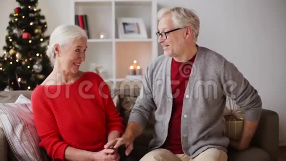带着圣诞礼物微笑的老夫妇视频的预览图