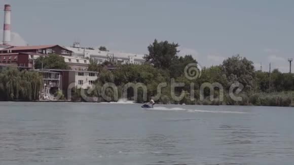 一个年轻人正在河上骑着一辆水力摩托车视频的预览图