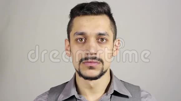 一位留胡子的年轻商人的肖像视频的预览图