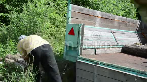 人装原木木拖车视频的预览图