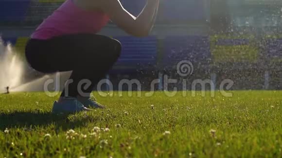 运动青年女子从事户外运动视频的预览图