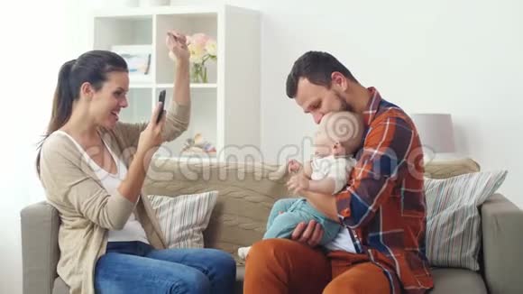 有宝宝在家拍照的幸福家庭视频的预览图