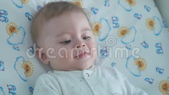 可爱的微笑小男孩的肖像视频的预览图