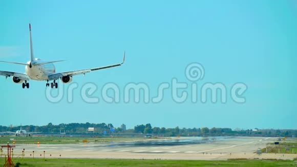 商用客机降落在巴塞罗那机场视频的预览图