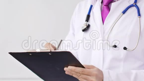 医生在医院的剪贴板上写处方视频的预览图