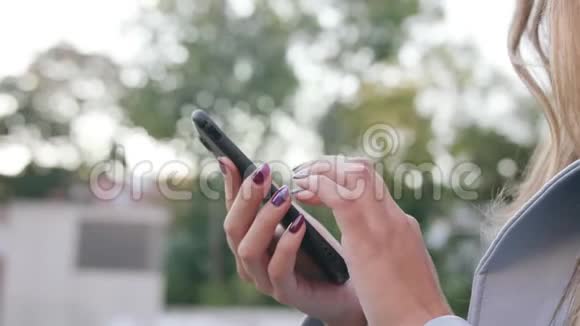 一位年轻女士使用智能手机户外用品视频的预览图