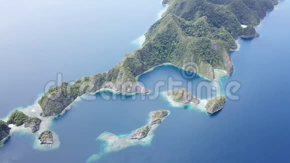 RajaAmpat热带石灰石群岛航空视频的预览图
