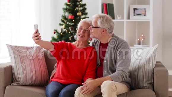 快乐的老年夫妇在拍圣诞自拍视频的预览图