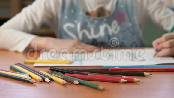 孩子们用彩色铅笔画画视频的预览图