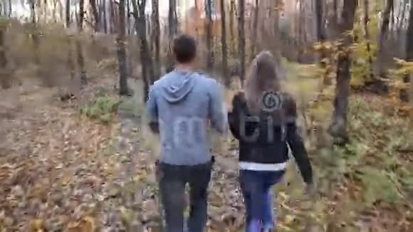 在大自然中行走的情侣视频的预览图