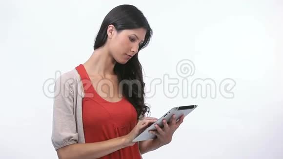 女人用电子书视频的预览图
