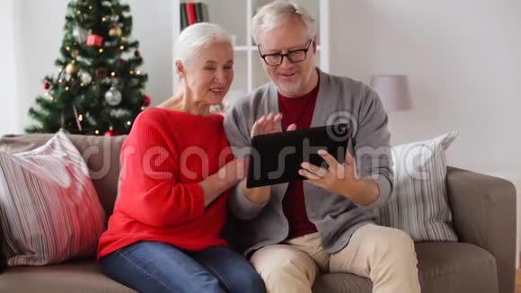 圣诞快乐的老夫妇带着平板电脑视频的预览图