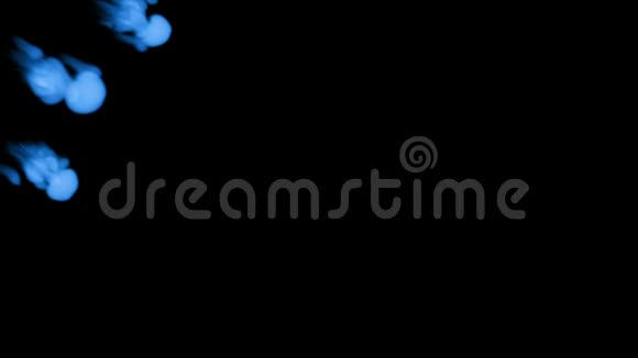 发光的蓝色墨水注入水的黑色背景三维动画与卢马哑光作为阿尔法通道在缓慢运动使用视频的预览图
