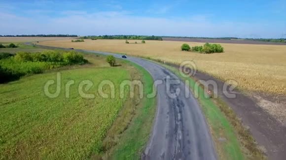 空中飞人飞过田野间的道路视频的预览图