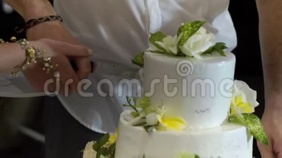 新郎新娘切婚礼蛋糕视频的预览图