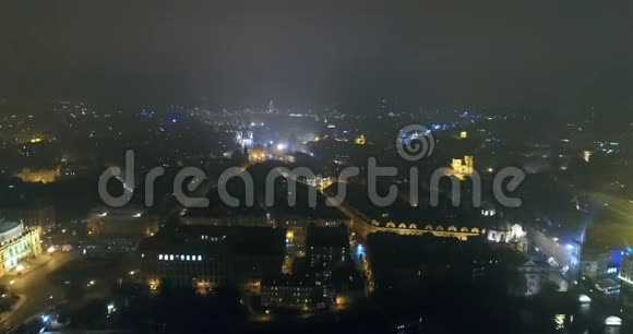 布拉格之夜全景从空中到老城区的全景布拉格之夜城市的灯光视频的预览图