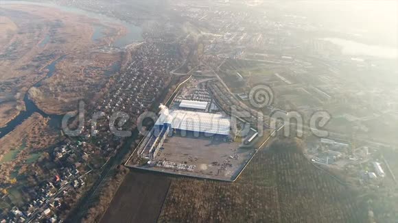 建设大型厂房工业外部从空中全景建筑工地金属结构视频的预览图