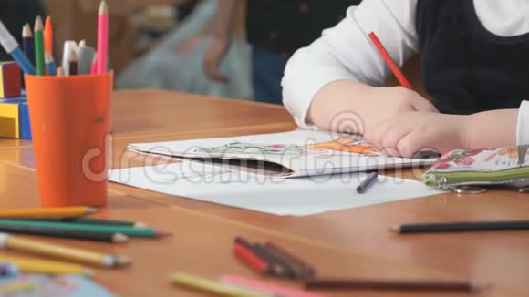 小女孩用彩色铅笔画画视频的预览图