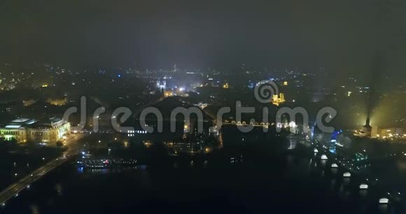 布拉格之夜全景从空中到老城的全景夜晚城市的灯光视频的预览图