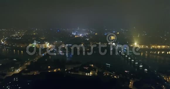 布拉格之夜全景从空中到老城的全景夜晚城市的灯光视频的预览图