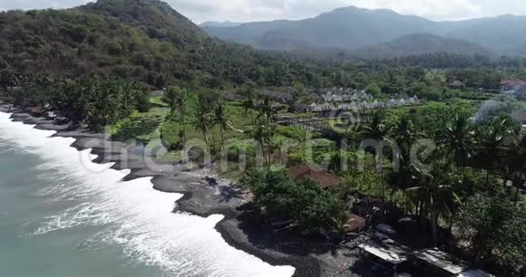 巴厘岛热带海滩的鸟瞰图视频的预览图