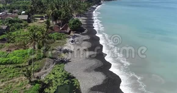巴厘岛热带海滩的鸟瞰图视频的预览图