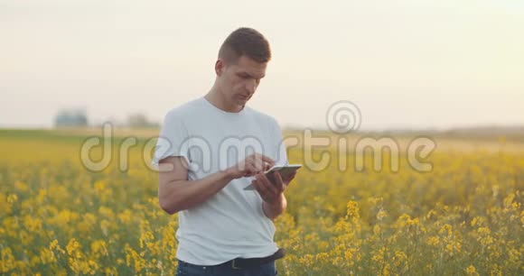 农民使用数字平板电脑视频的预览图