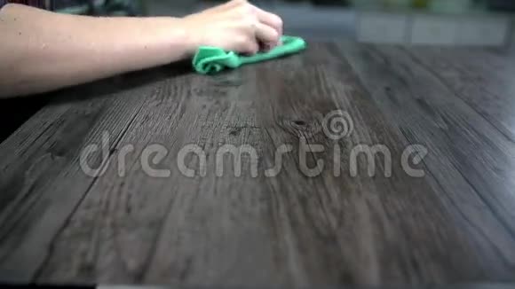 用布擦桌子视频的预览图