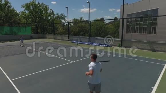 两个年轻人在球场打网球视频的预览图