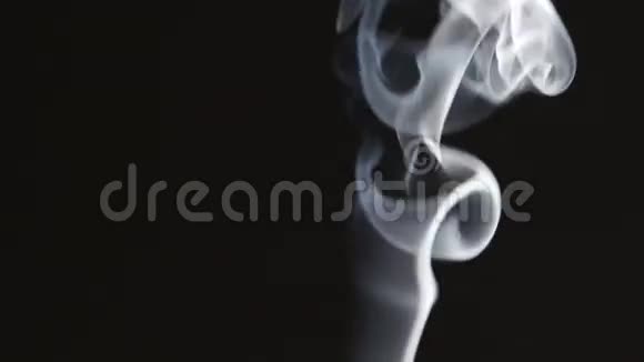 黑色背景下卷曲的烟雾流视频的预览图