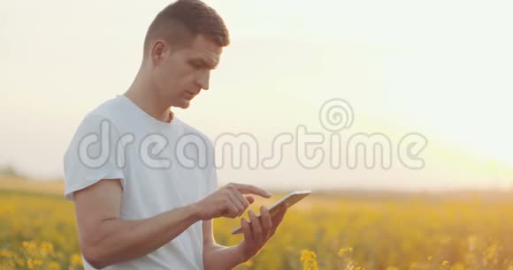 农民使用数字平板电脑视频的预览图