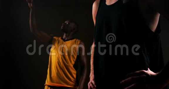 篮球运动员的肖像视频的预览图