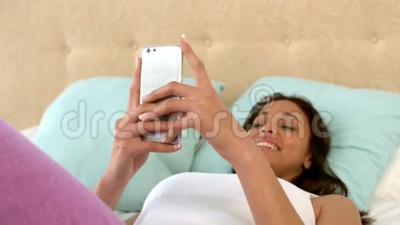 躺在床上打电话的女人视频的预览图