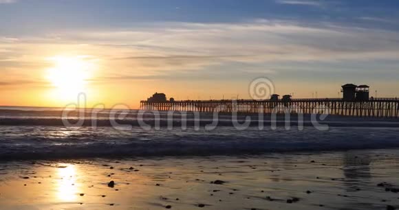 日落时加州海滨码头视频的预览图