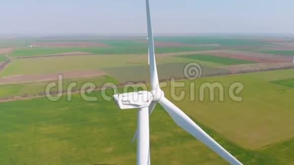 白天绿野中风力涡轮机的鸟瞰图在涡轮附近视频的预览图
